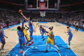 展示了他在 展示了他在